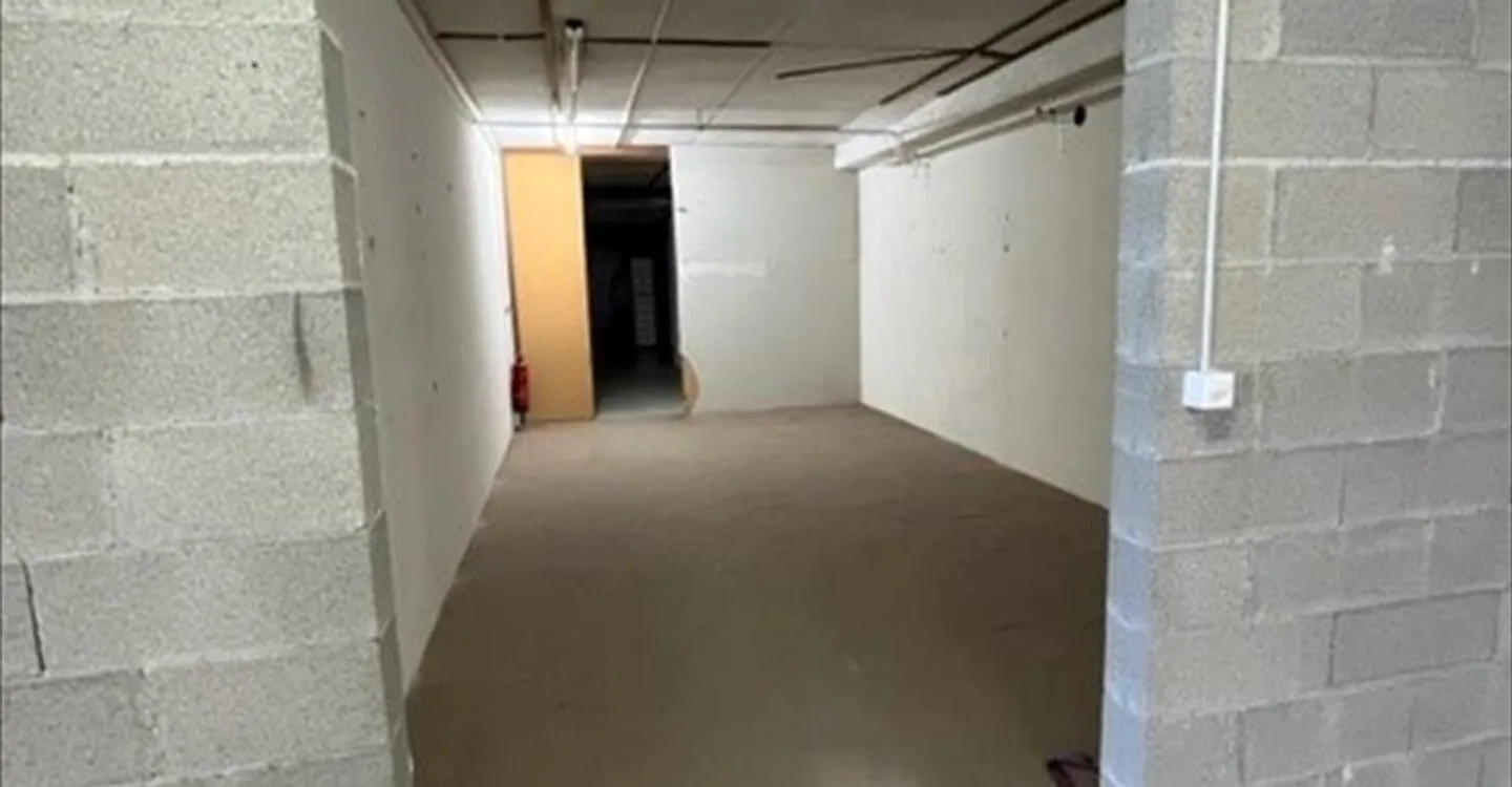 Mixed-use building - Photo 6 of 9