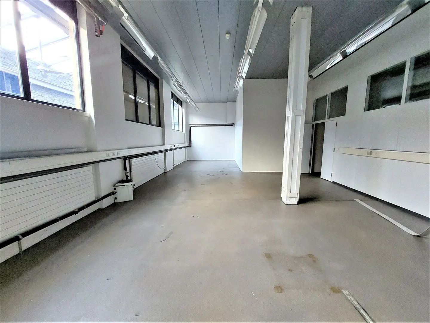 Storage space 104 m2 – ideal for commercial vehicles/trucks - Photo 2 of 3
