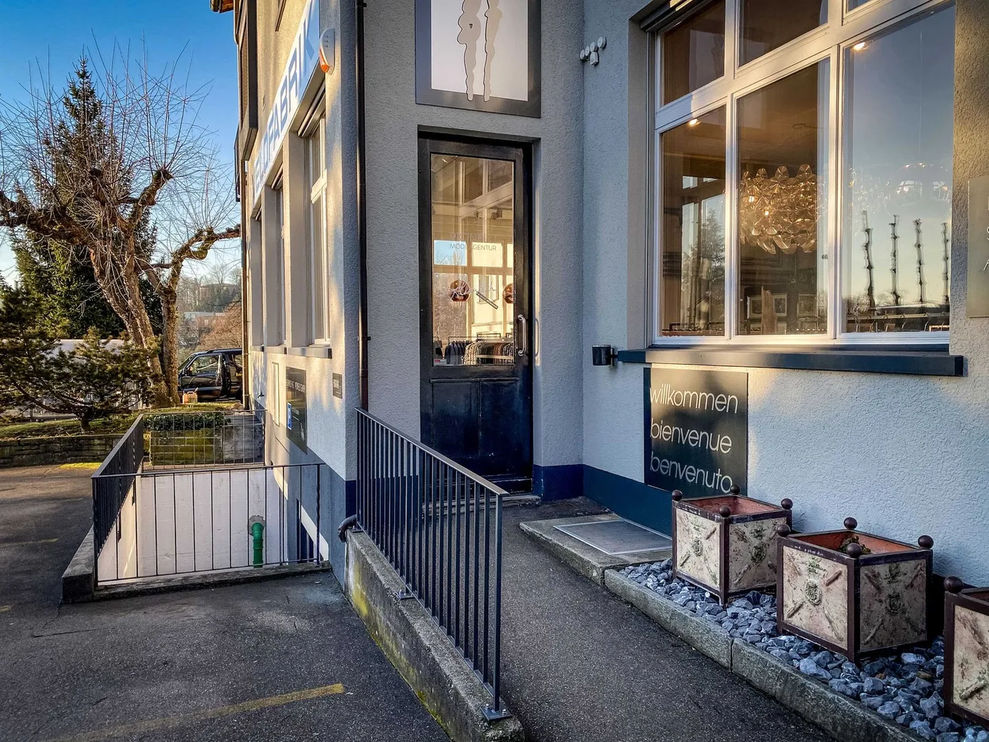 Versatile commercial space/workshop with showroom character for rent! - Photo 1 of 13