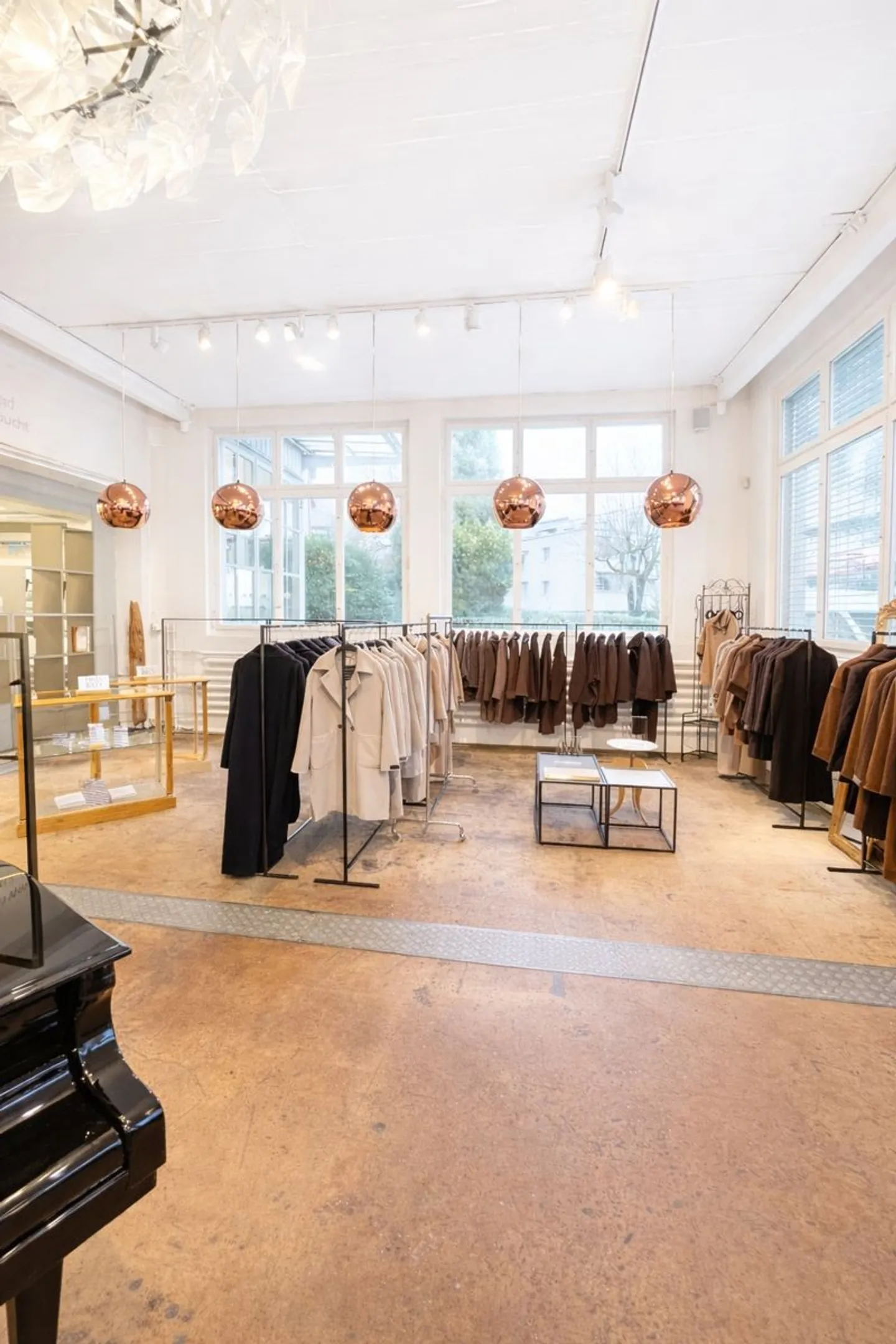 Versatile commercial space/workshop with showroom character for rent! - Photo 3 of 13