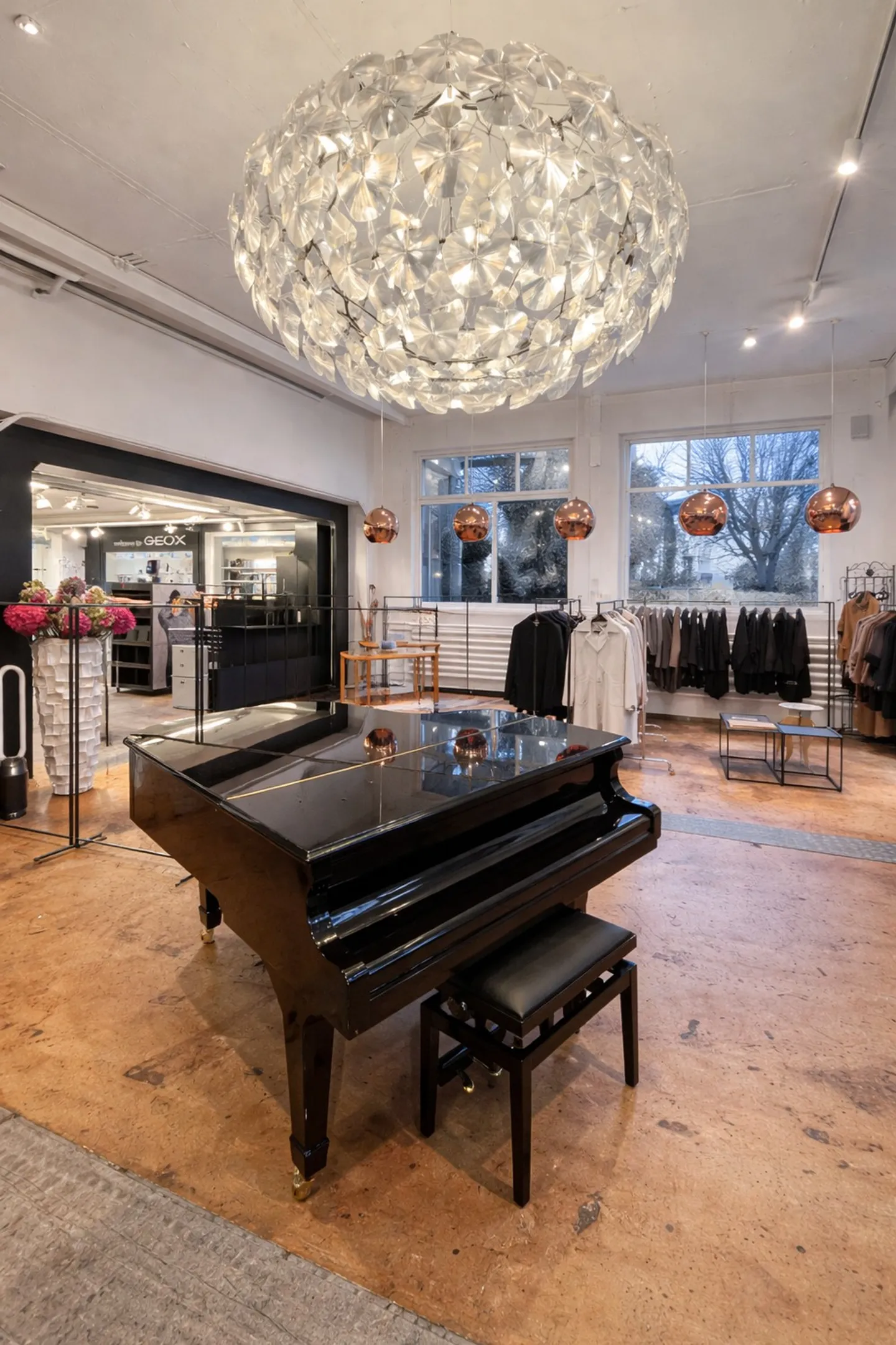 Versatile commercial space/workshop with showroom character for rent! - Photo 4 of 13