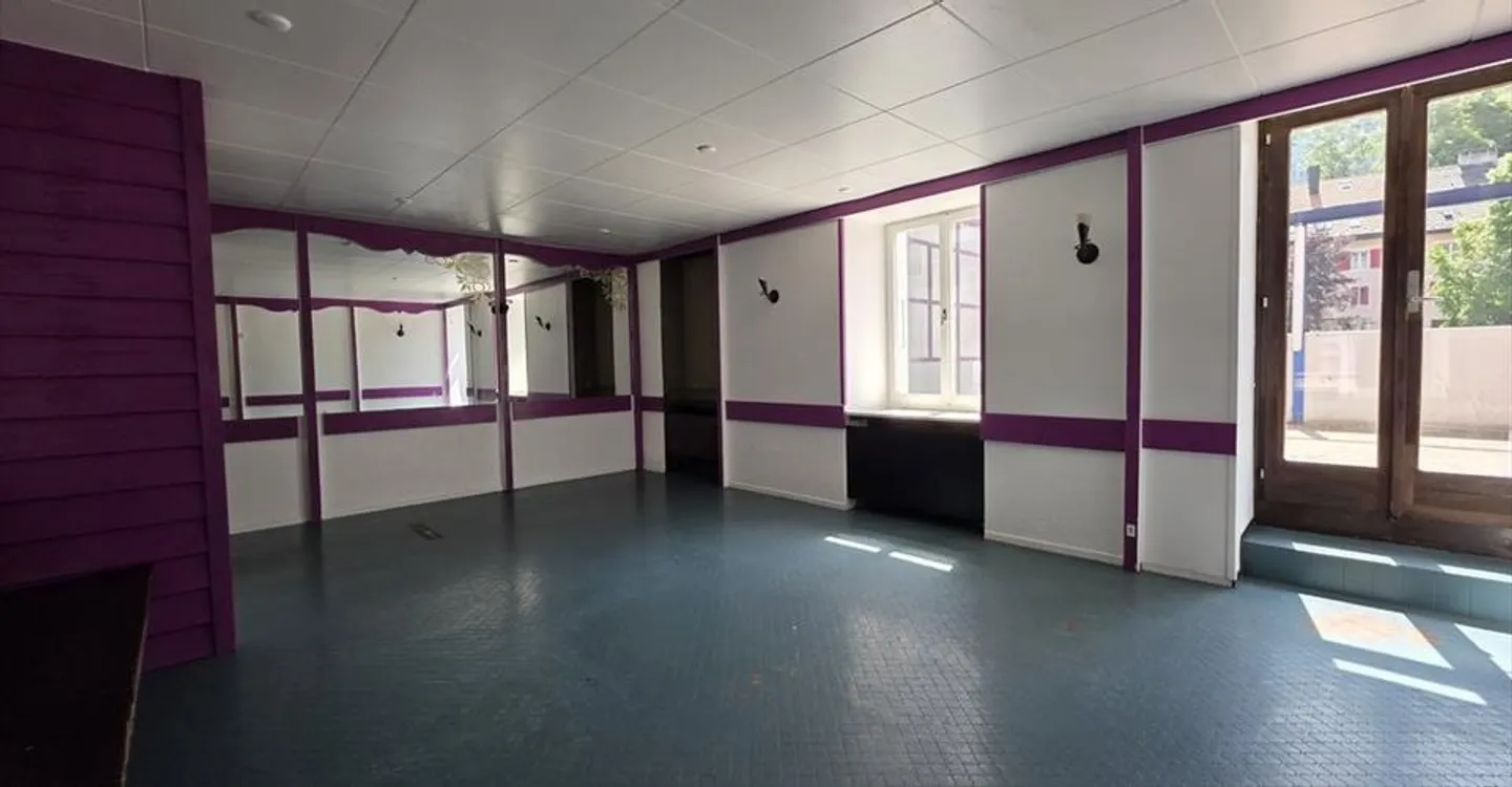 Espace Commercial à Locle - Photo 2 sur 8