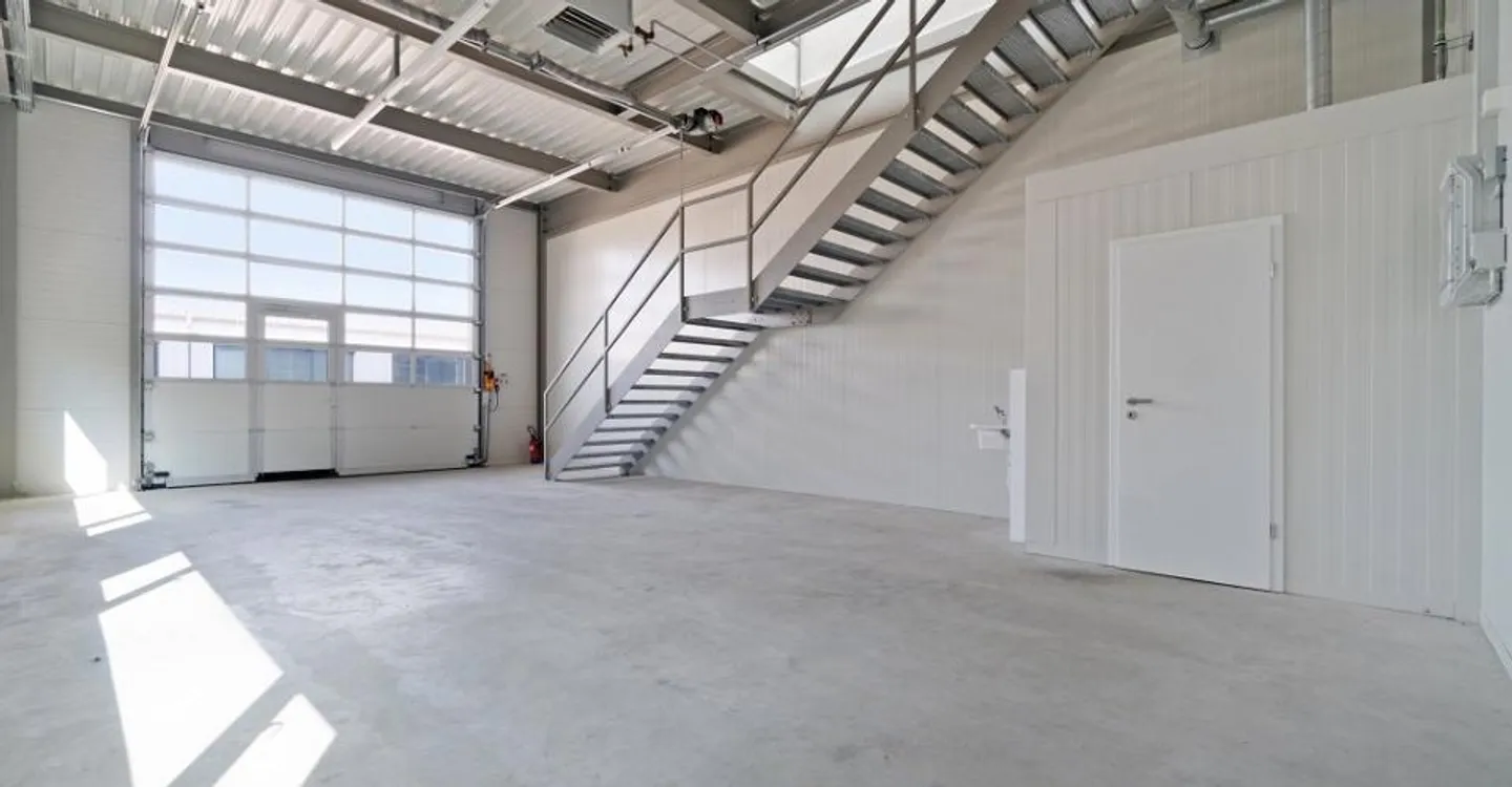 Local commercial duplex de 140m2 â€“ Usine relais (nombreuses places de parc disponibles) - Photo 2 sur 5
