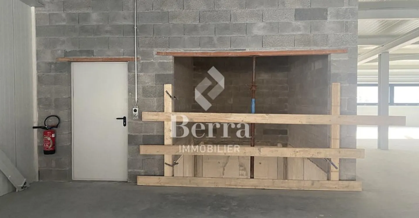 Espace industriel avec ascenseur - Photo 2 sur 13