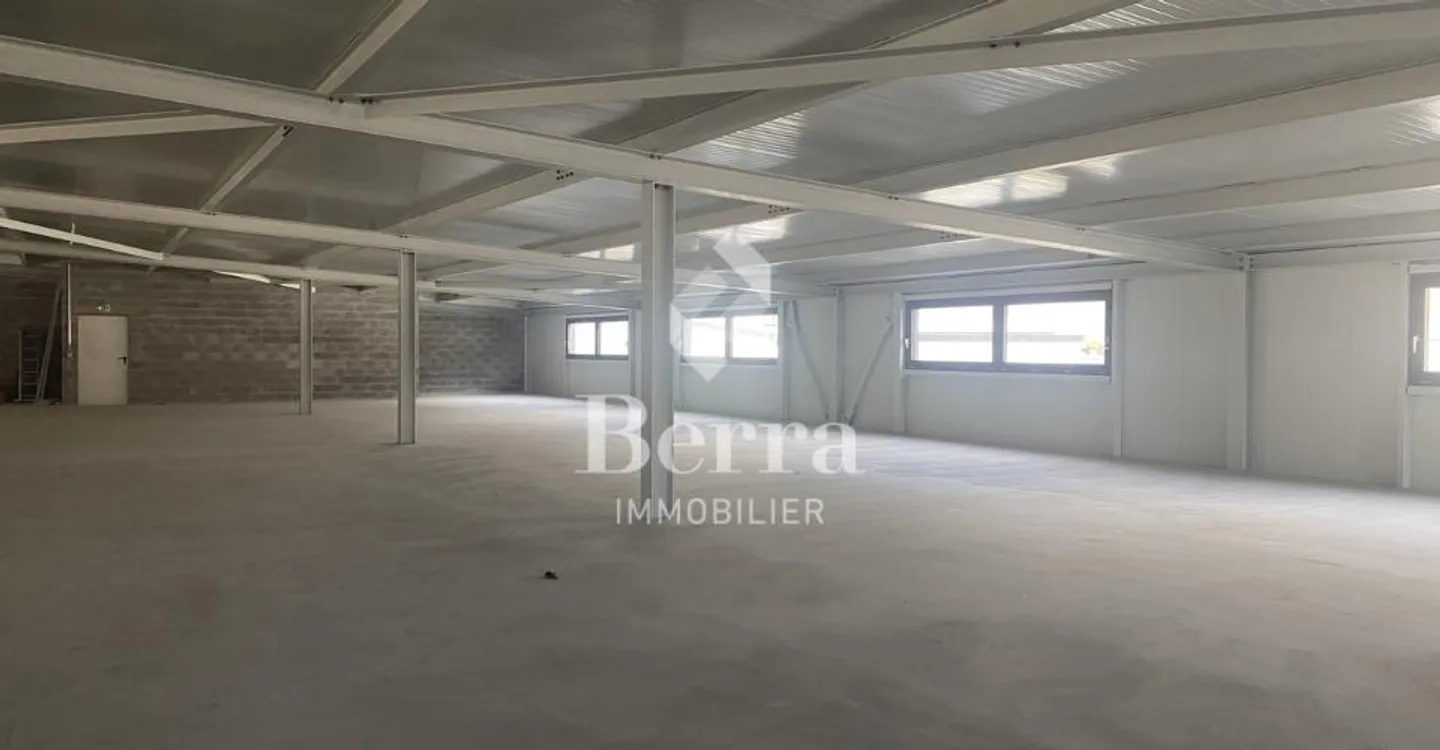 Espace industriel avec ascenseur - Photo 3 sur 13