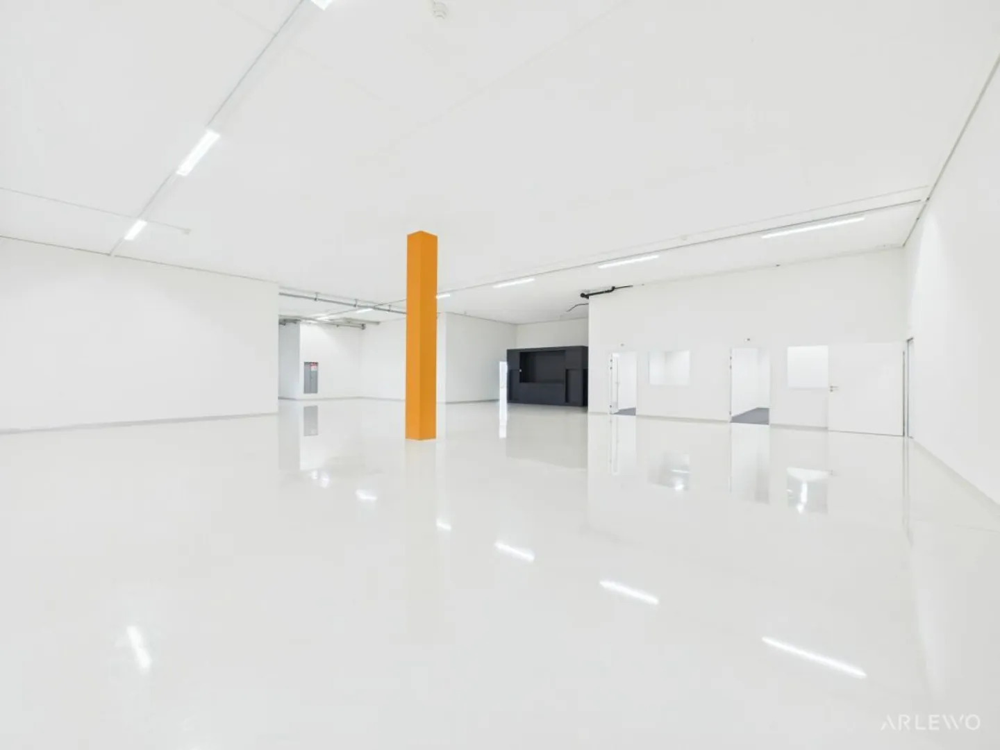 Large commercial space with many usage possibilities - Photo 2 of 13