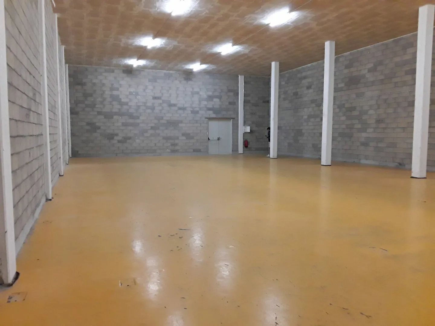 Large Warehouse 315m2 - Height 5m - Flexible Rent - Good Accessibility for Trucks - Photo 1 of 3