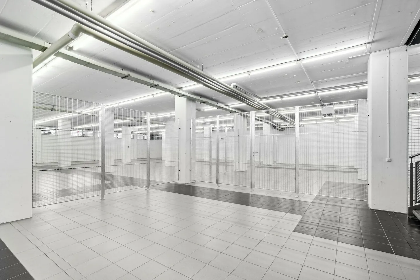 262m2 storage space in an ideal location near the A14 - Photo 3 of 13