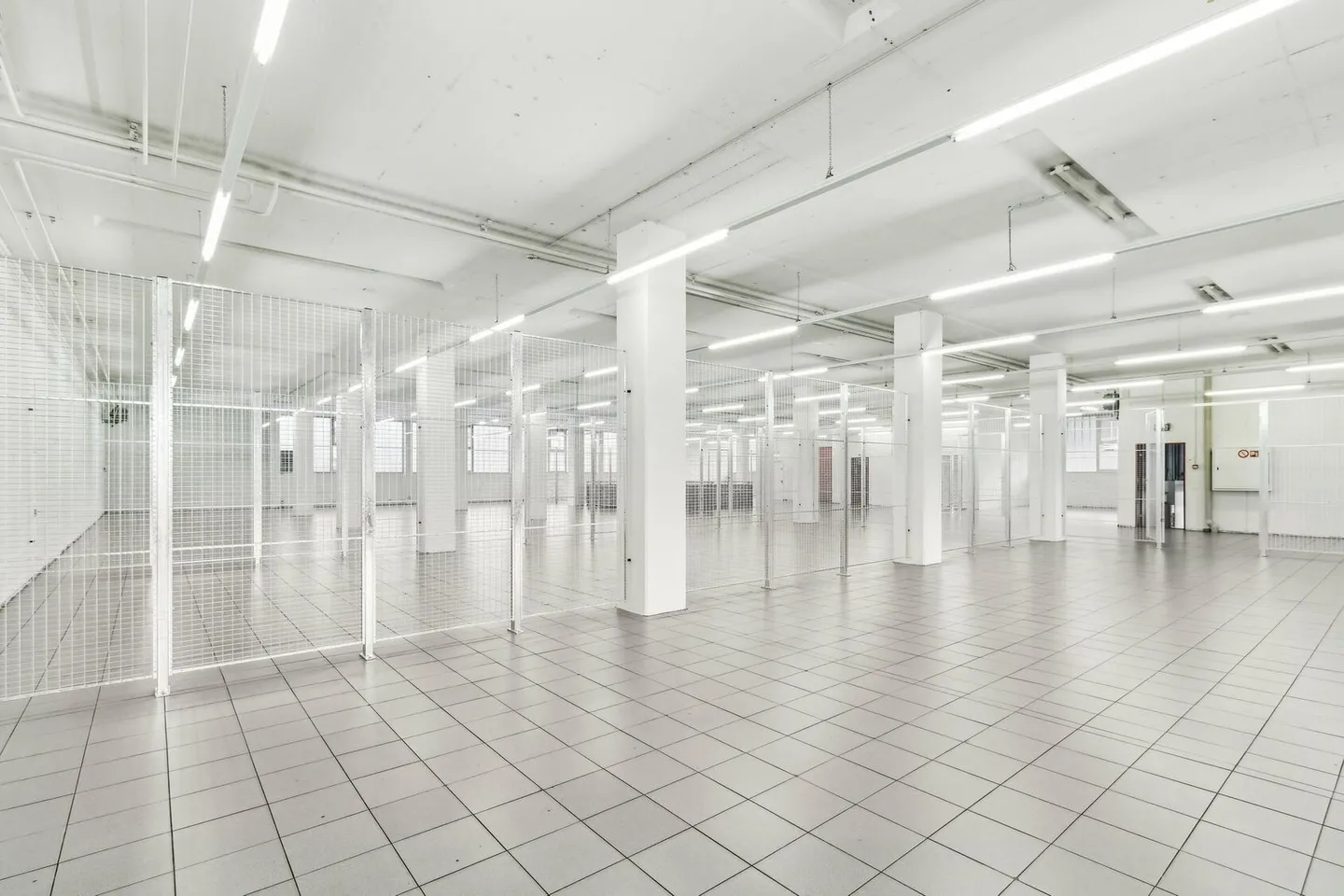 262m2 storage space in an ideal location near the A14 - Photo 10 of 13