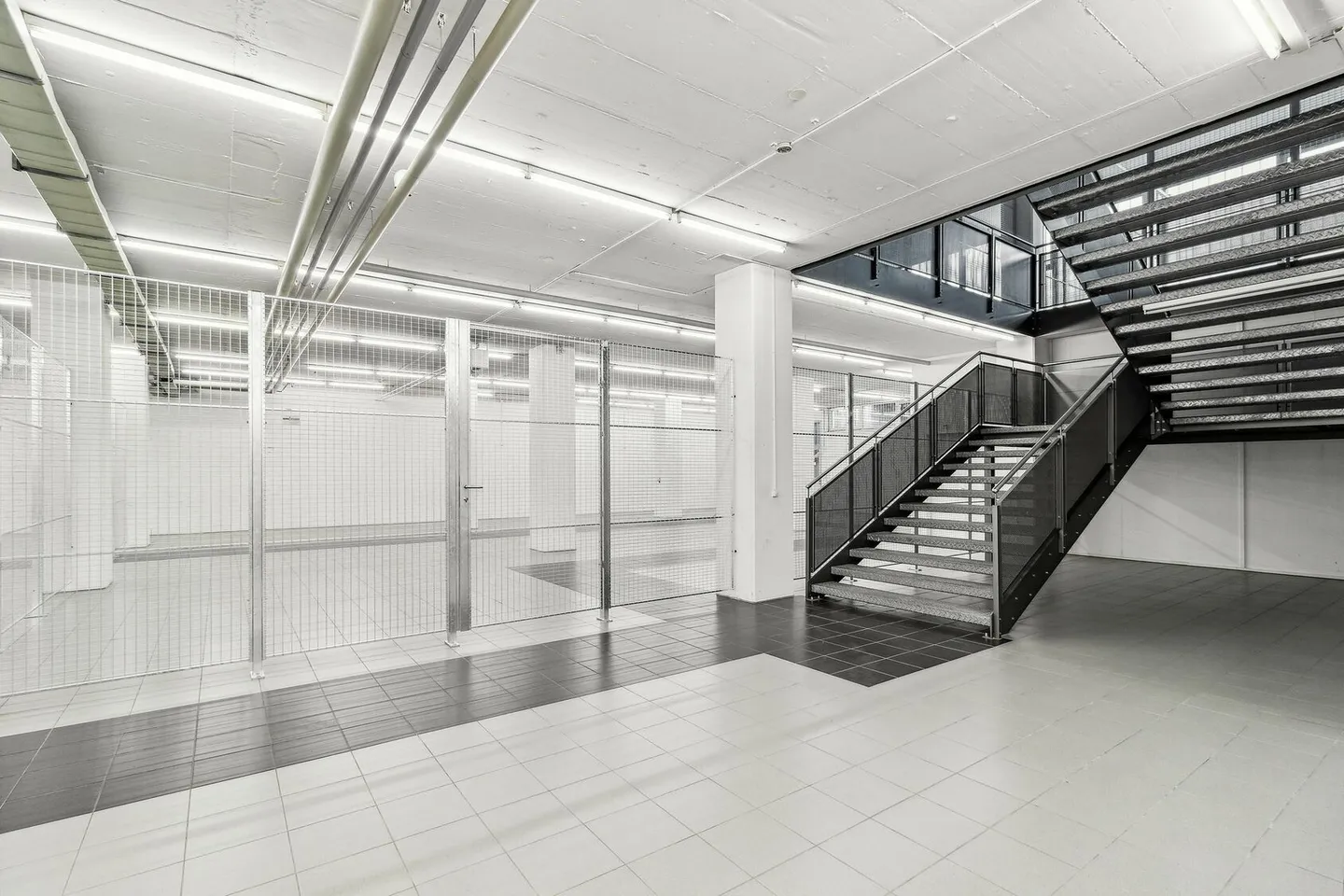 79m2 storage space in an ideal location near the A14 - Photo 7 of 13