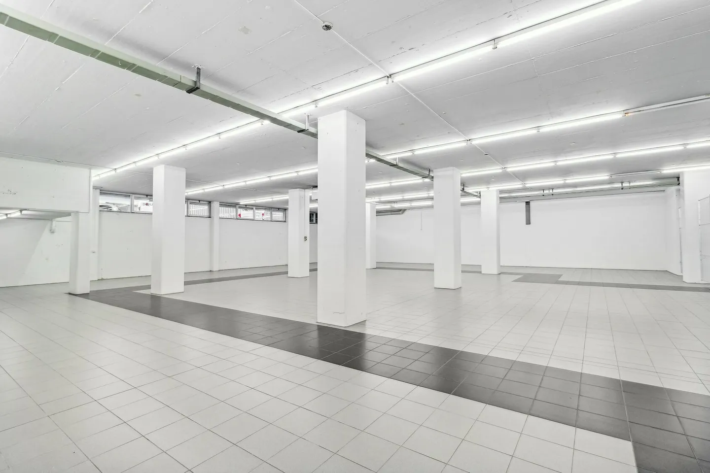 123m2 storage space in an ideal location near the A14 - Photo 1 of 13