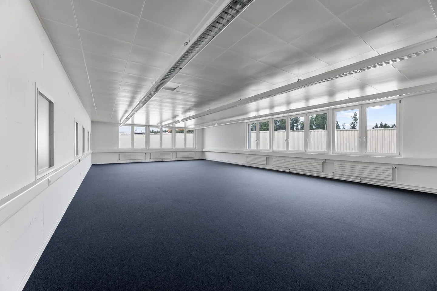 Flexible commercial space with daylight - Photo 4 of 11