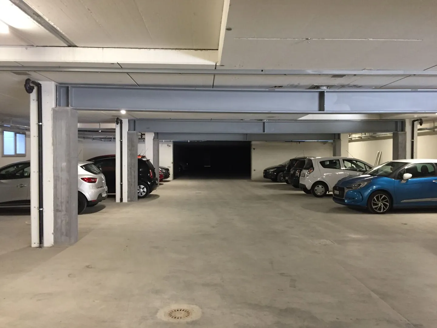 On the outskirts of Neuchâtel - Industrial hall of 2,500m2 - Photo 3 of 3