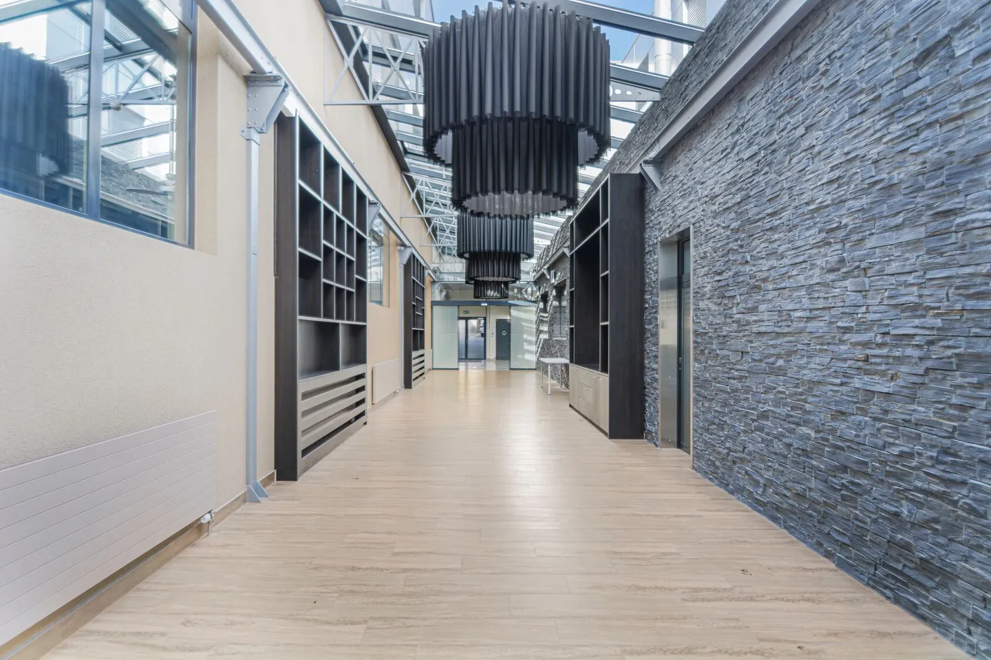 Office/Workshop 185 m2 – Near Highway and Traffic - Photo 3 of 8