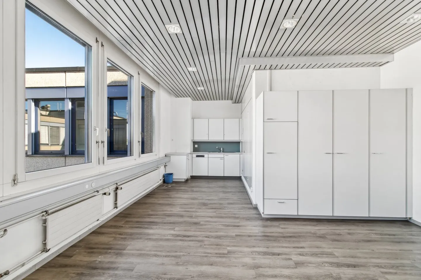 Top of Dietikon – Your office space with spectacular views! - Photo 3 of 5