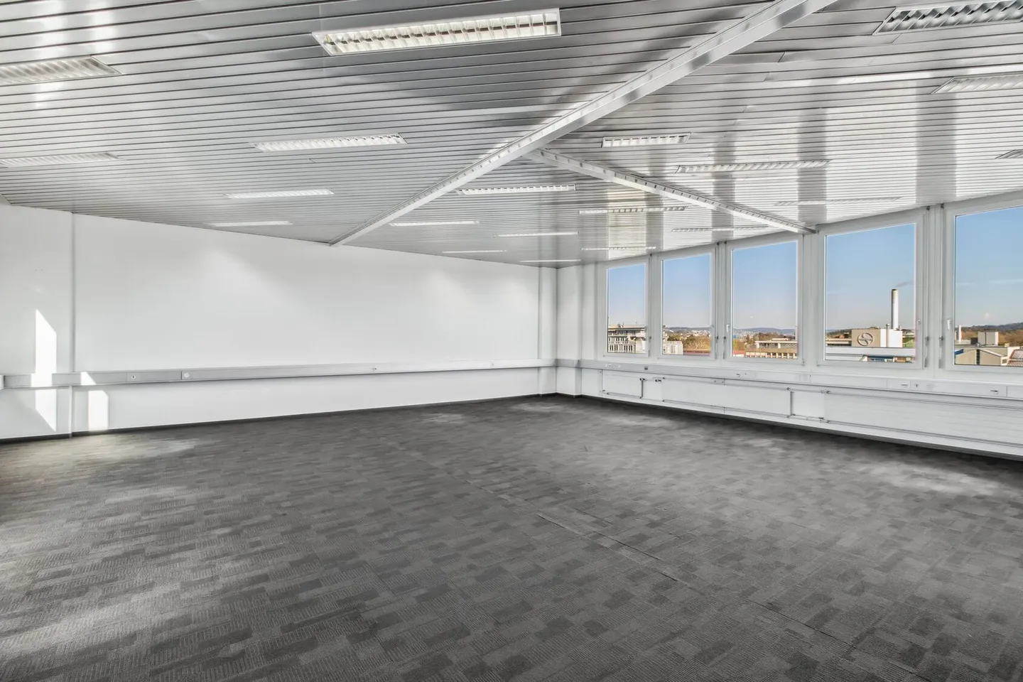 Top of Dietikon – Your office space with spectacular views! - Photo 1 of 5