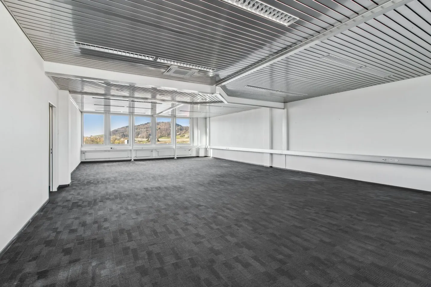 Top of Dietikon – Your office space with spectacular views! - Photo 2 of 5