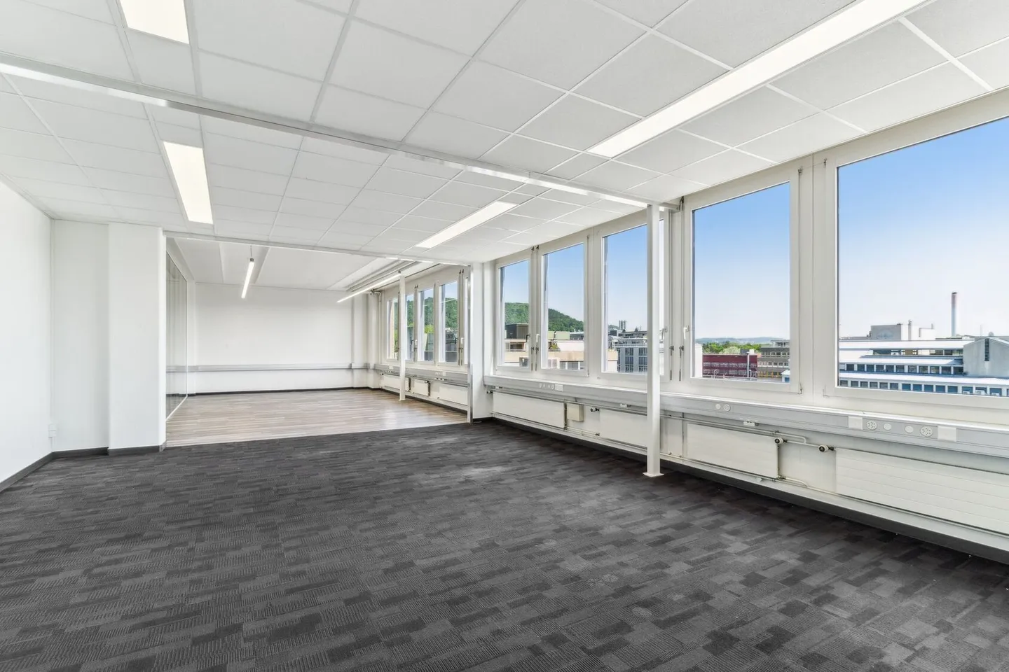 Votre nouvel espace professionnel au 5ème étage – aménagé et inondé de lumière ! - Photo 2 sur 6