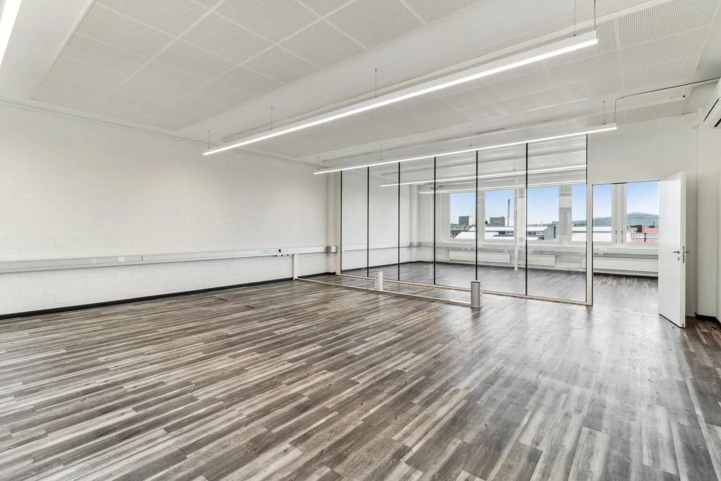 Votre nouvel espace professionnel au 5ème étage – aménagé et inondé de lumière ! - Photo 4 sur 6
