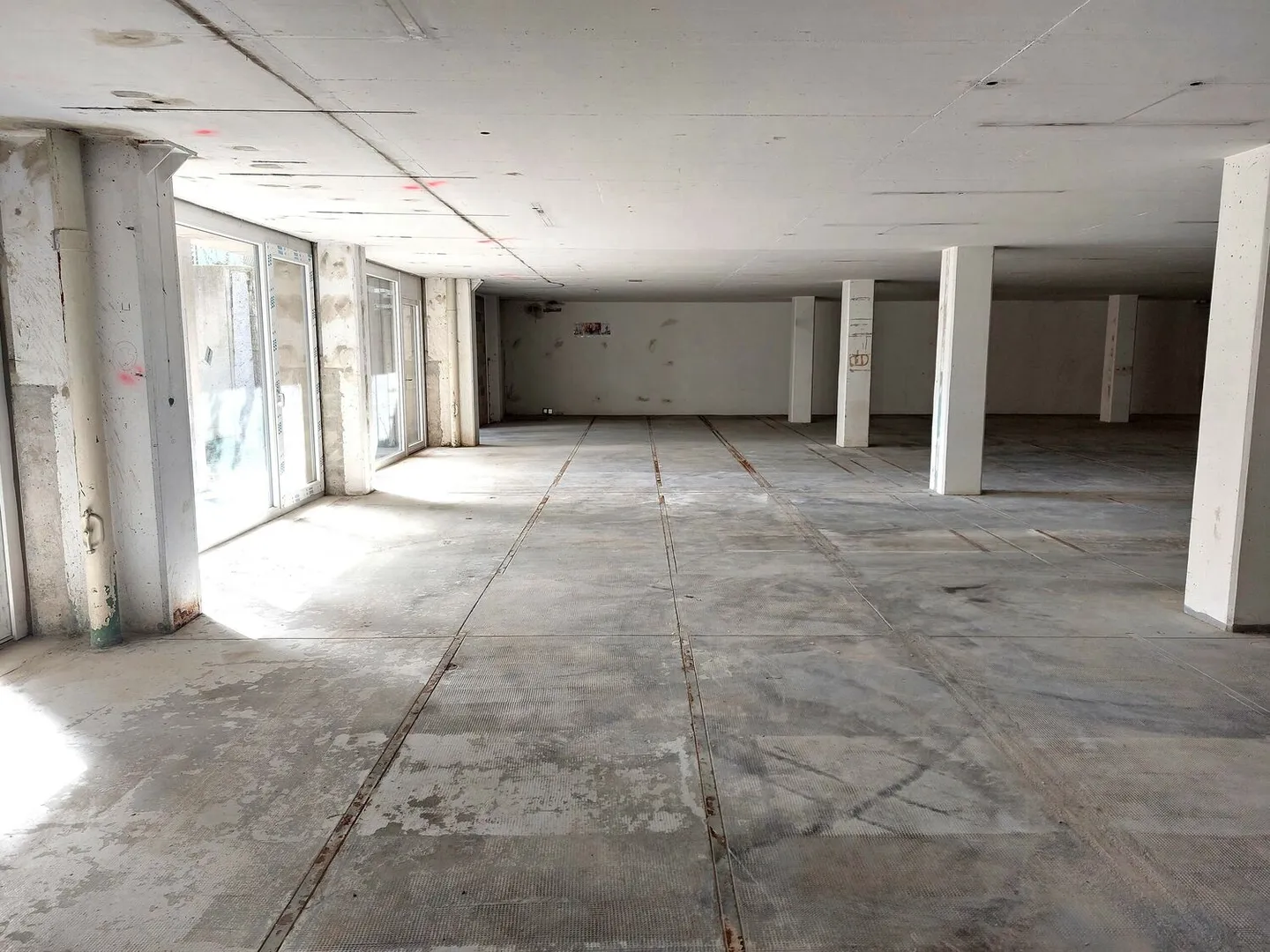 Workshop/Office 150 m2 to Measure – Near Amenities and Transport - Photo 1 of 4