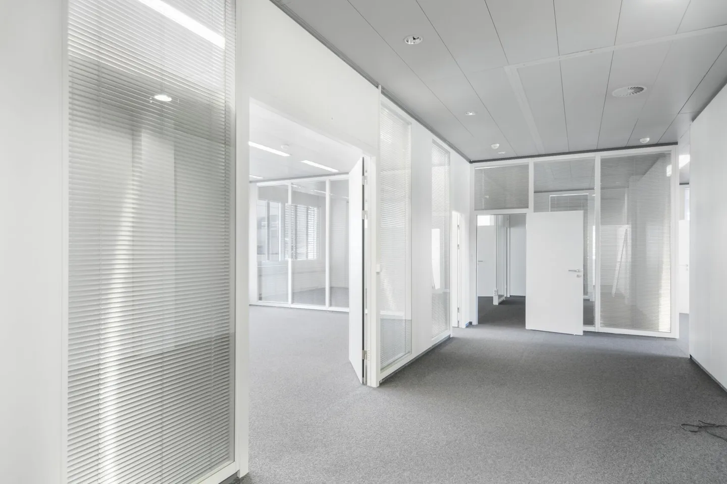 Office/Workshop 378 m2 - Near Highway and Traffic - Photo 12 of 13