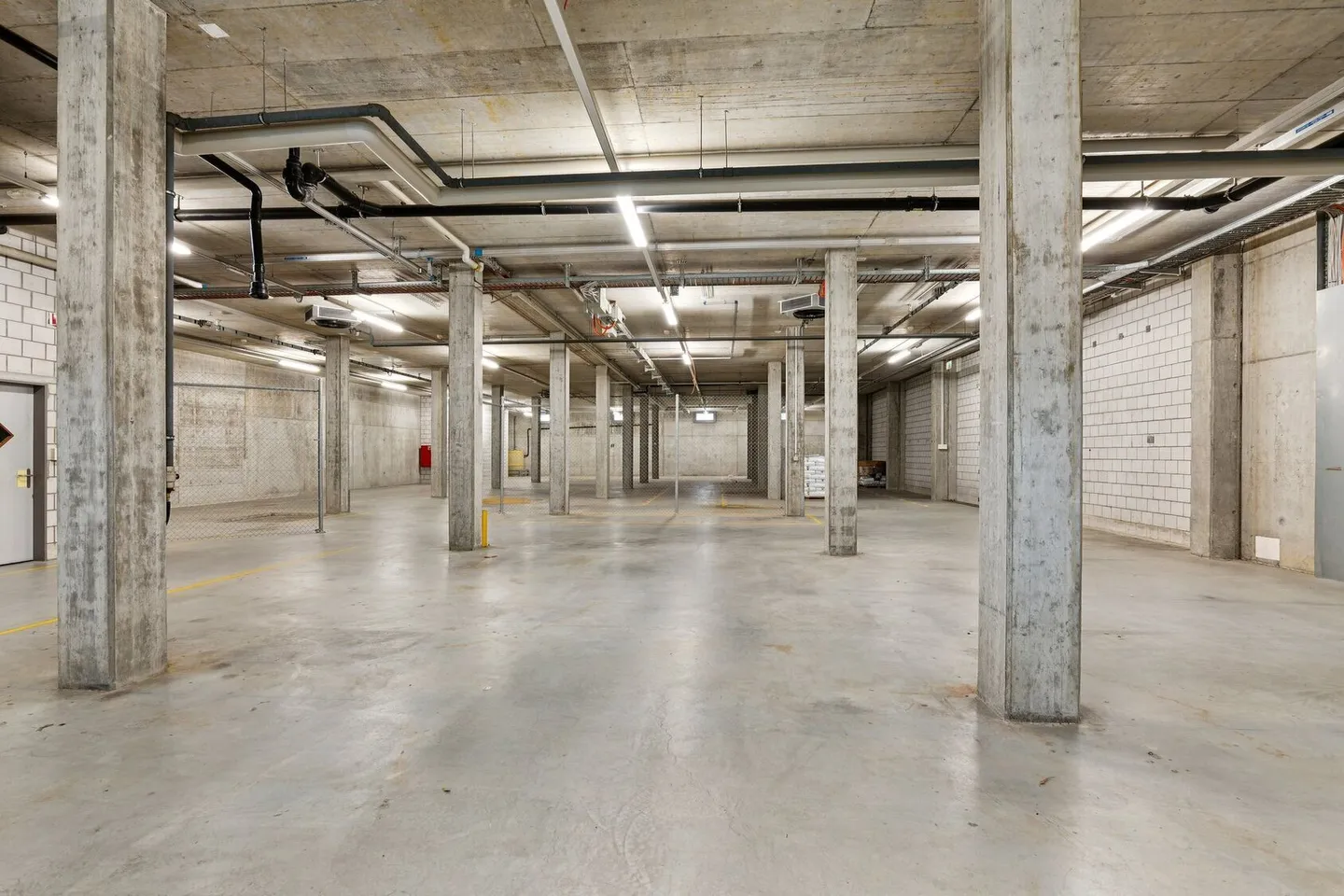Votre espace de stockage efficace avec une hauteur sous plafond généreuse ! - Photo 1 sur 5