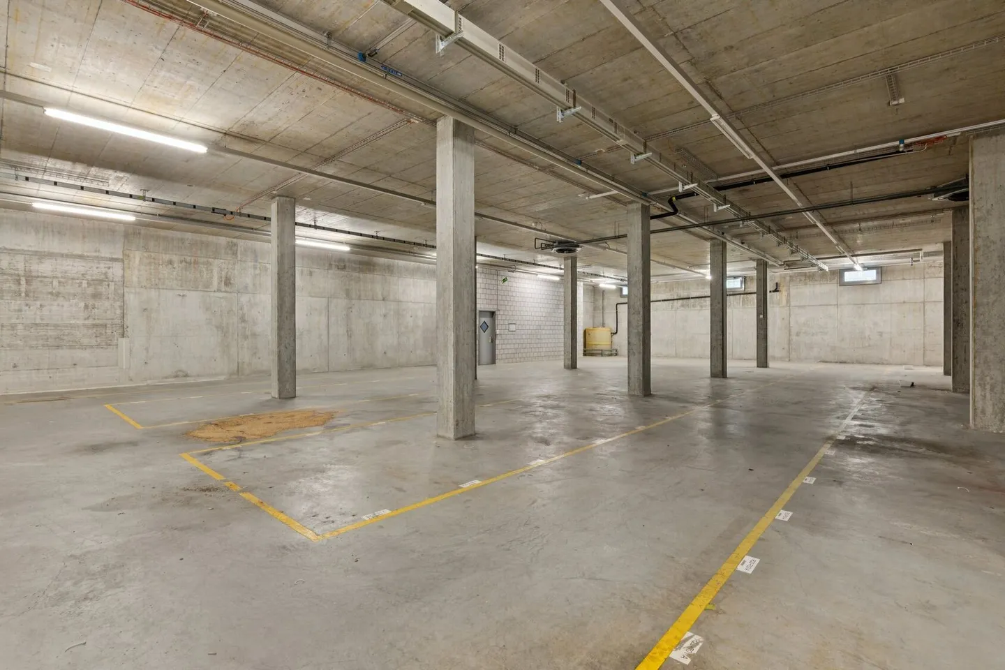 Votre espace de stockage efficace avec une hauteur sous plafond généreuse ! - Photo 3 sur 5