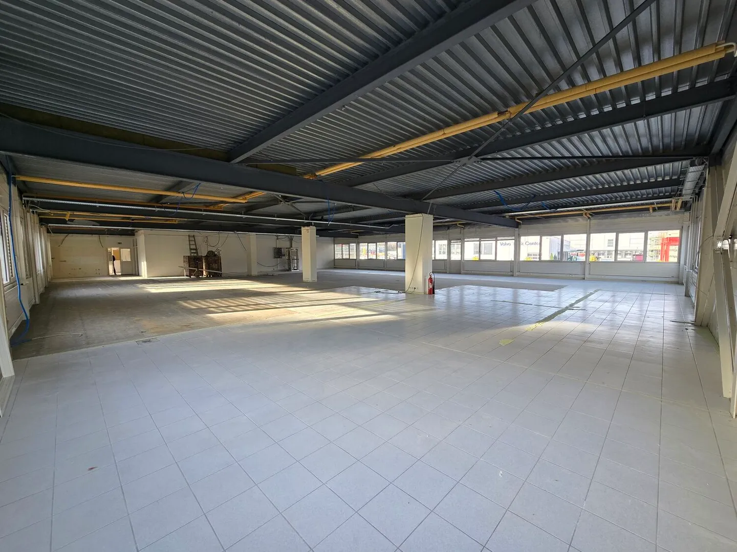 Fläche von 555m2 - Showroom - Büros oder Räume - Photo 4 of 6
