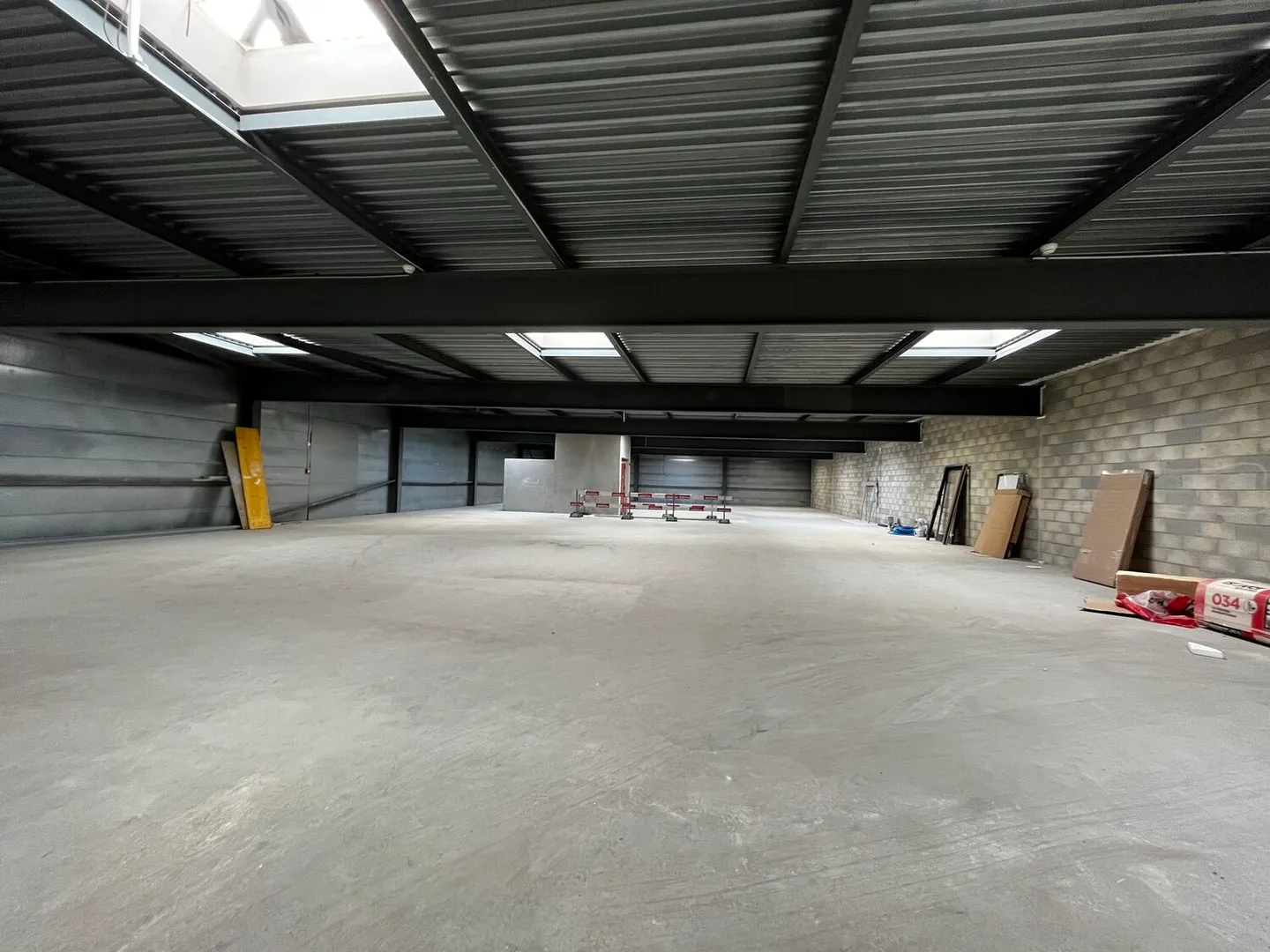 Spazio ufficio/magazzino di 655 m2, divisibile da 150 m2 - Foto 2 di 2