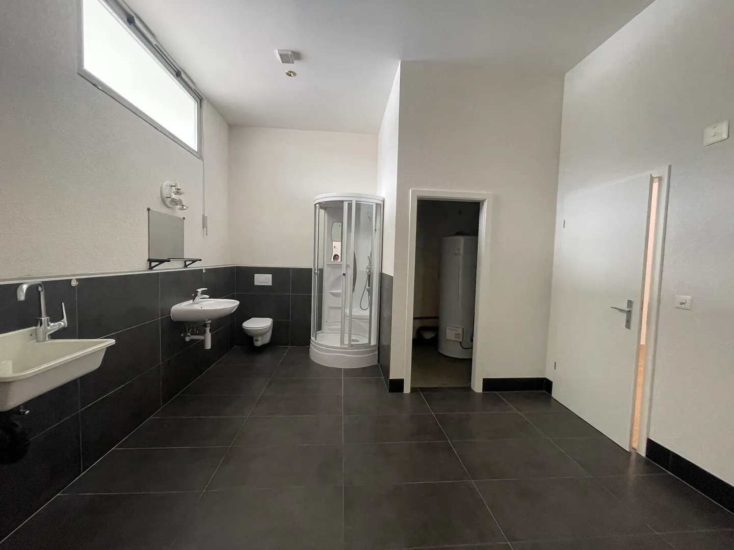 Excellentes surfaces 108m2 - Rampe de camion et de levage - Photo 4 sur 4