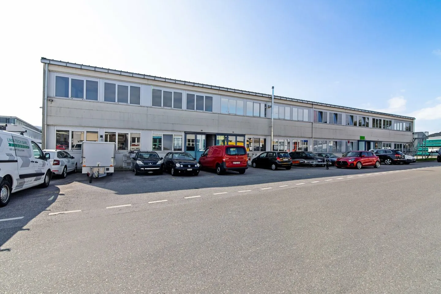 Bright offices of 136m2 for rent on the 1st floor - Photo 1 of 3