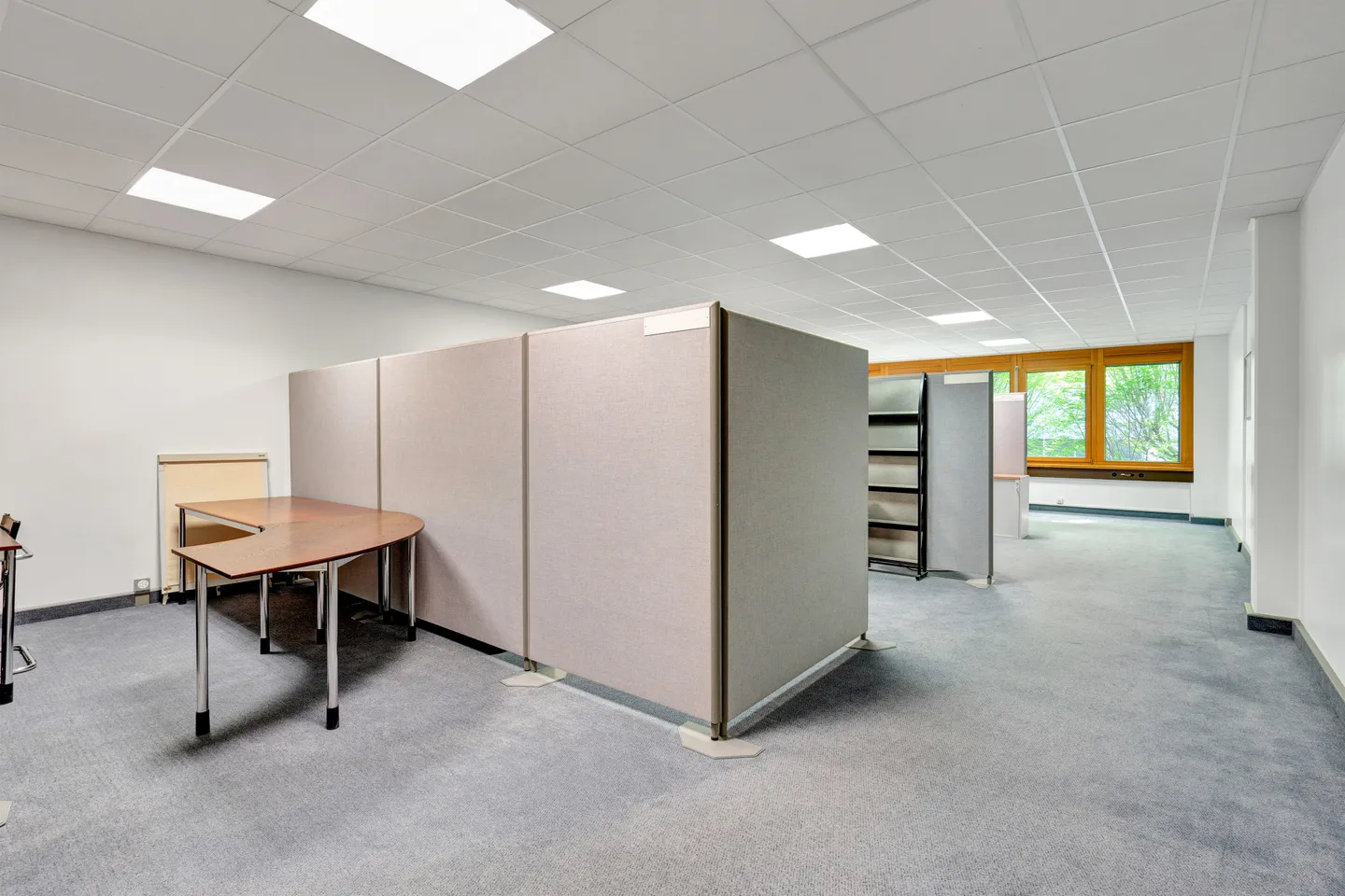 Furnished Workplace in High-Tech Center - Photo 3 of 3