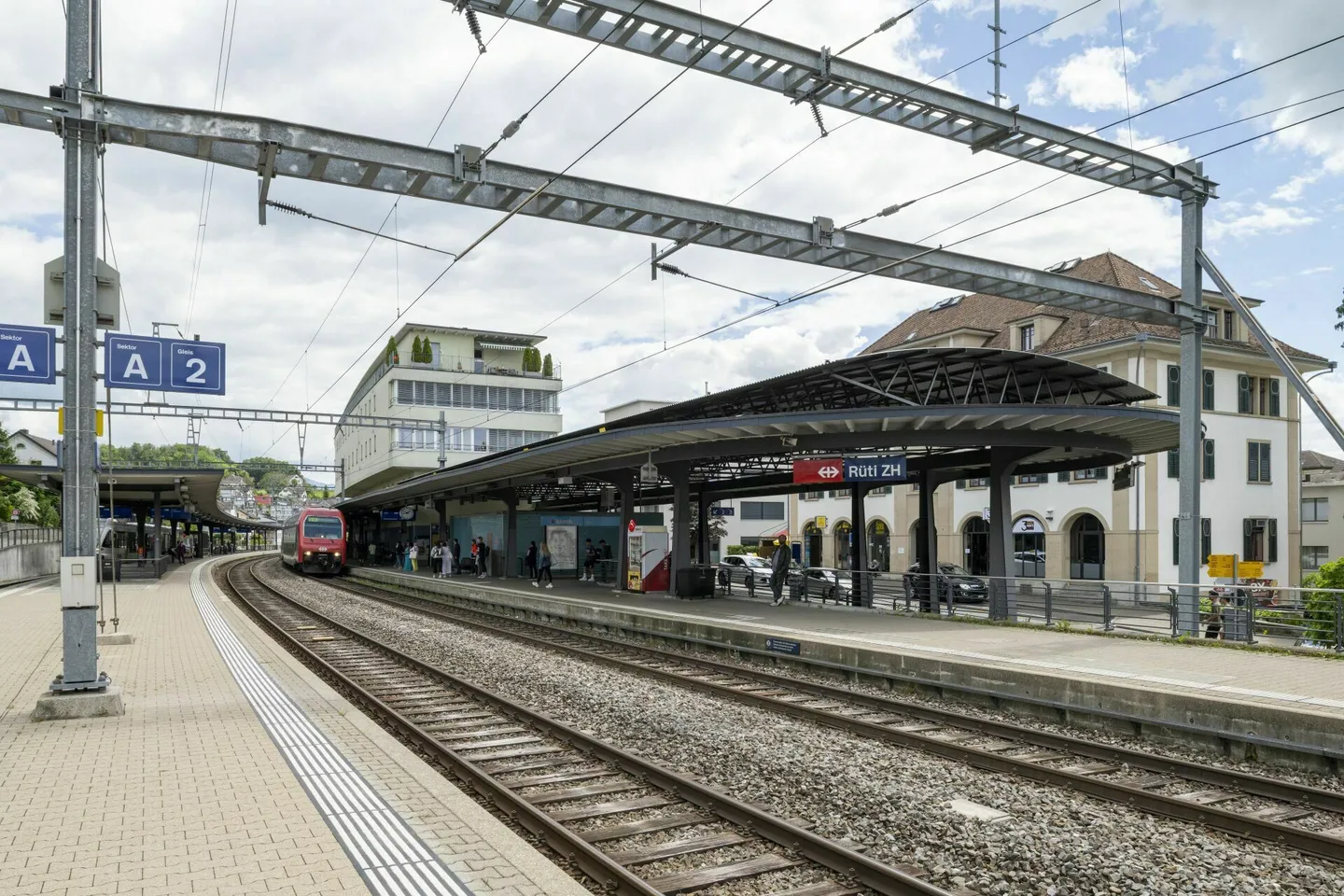 Votre nouvel espace de bureau directement à la gare de Rüti ZH - Photo 1 sur 9