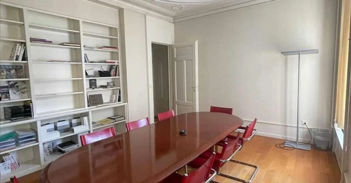 Bureau rénové au centre-ville - Photo 3 sur 8