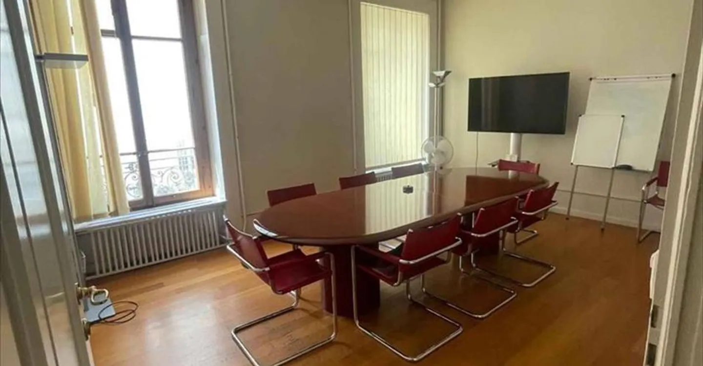 Bureau rénové au centre-ville - Photo 2 sur 8