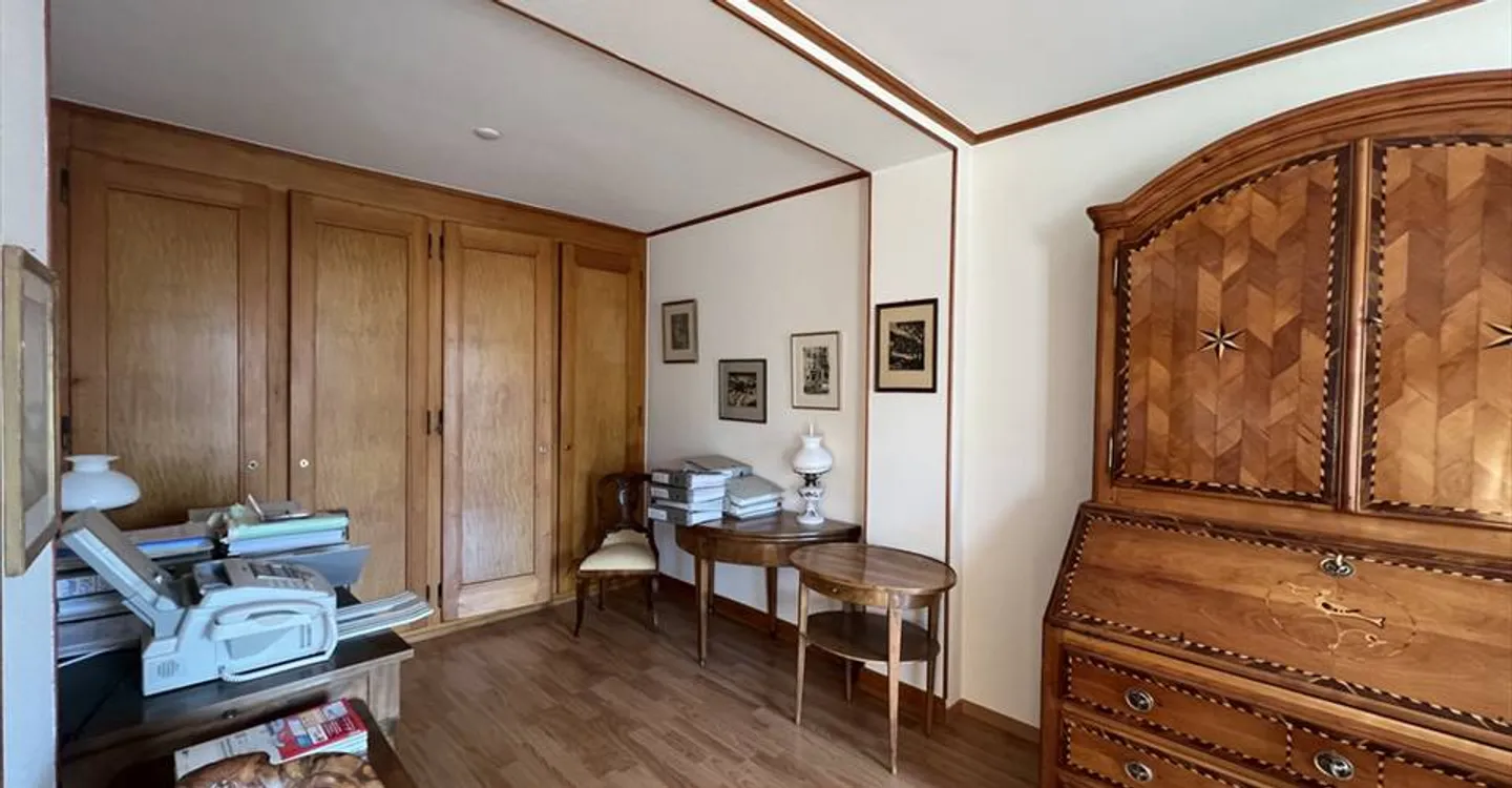 Bureau - Photo 2 of 5
