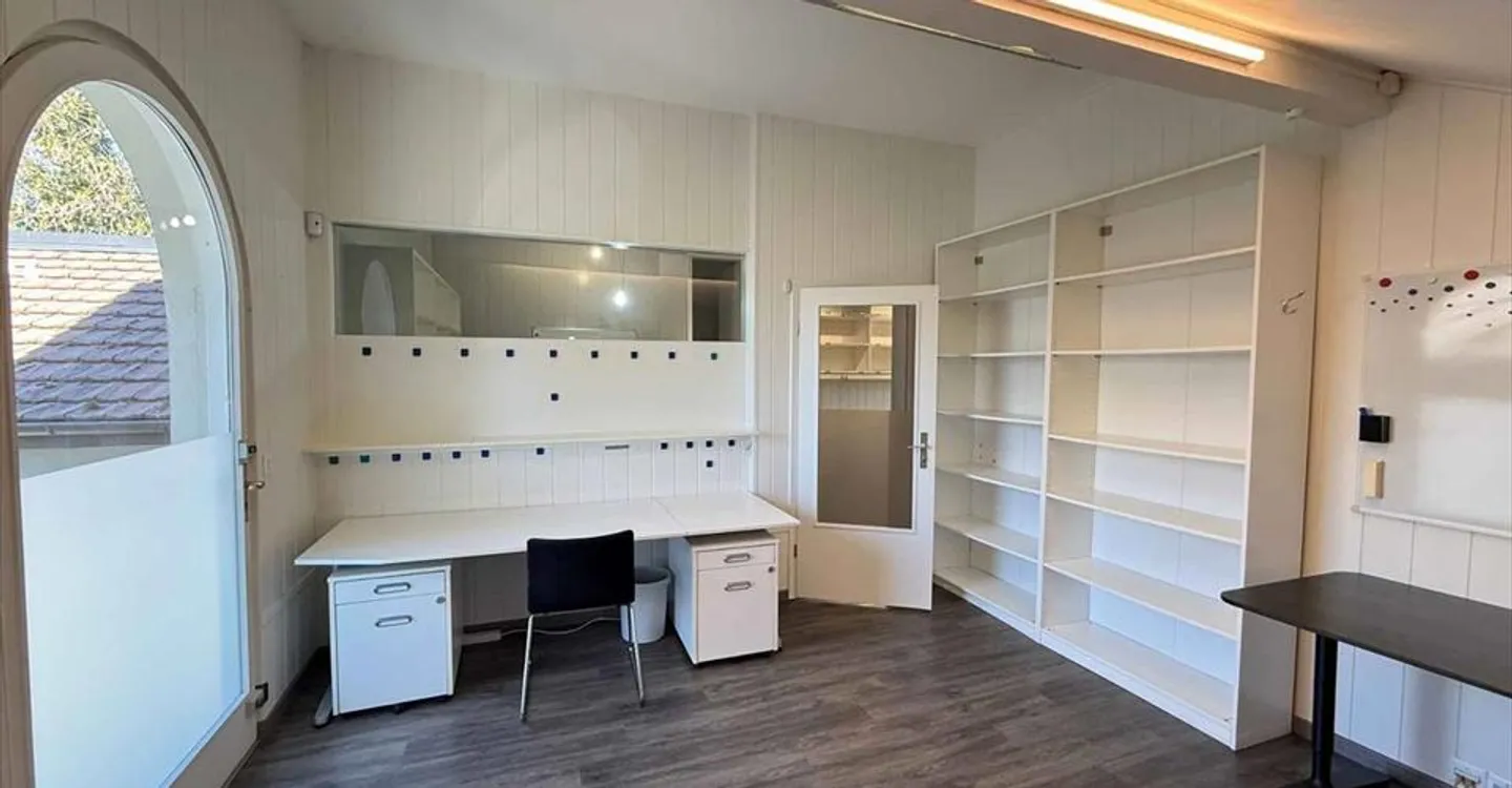 Bureau - Photo 7 of 13