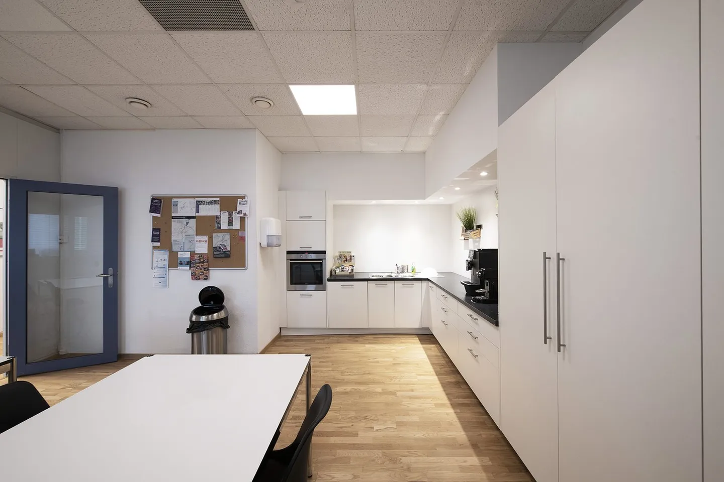 450m2 on the 1st floor of CTN 12 in Plan-les-Ouates. Fully renovated. - Photo 4 of 7