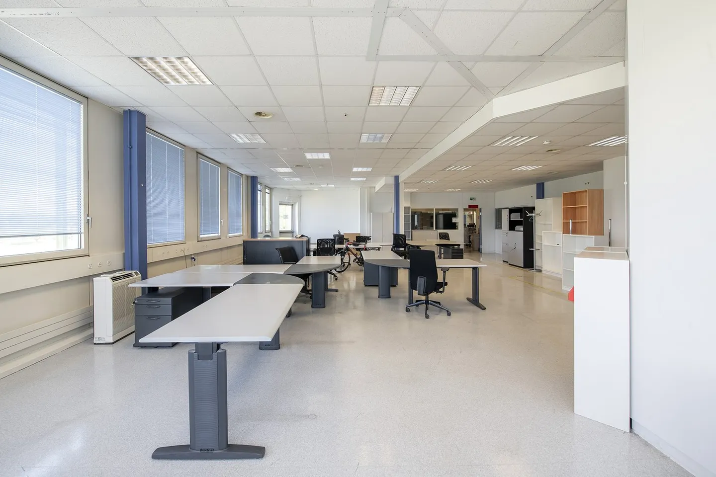 450m2 on the 1st floor of CTN 12 in Plan-les-Ouates. Fully renovated. - Photo 7 of 7