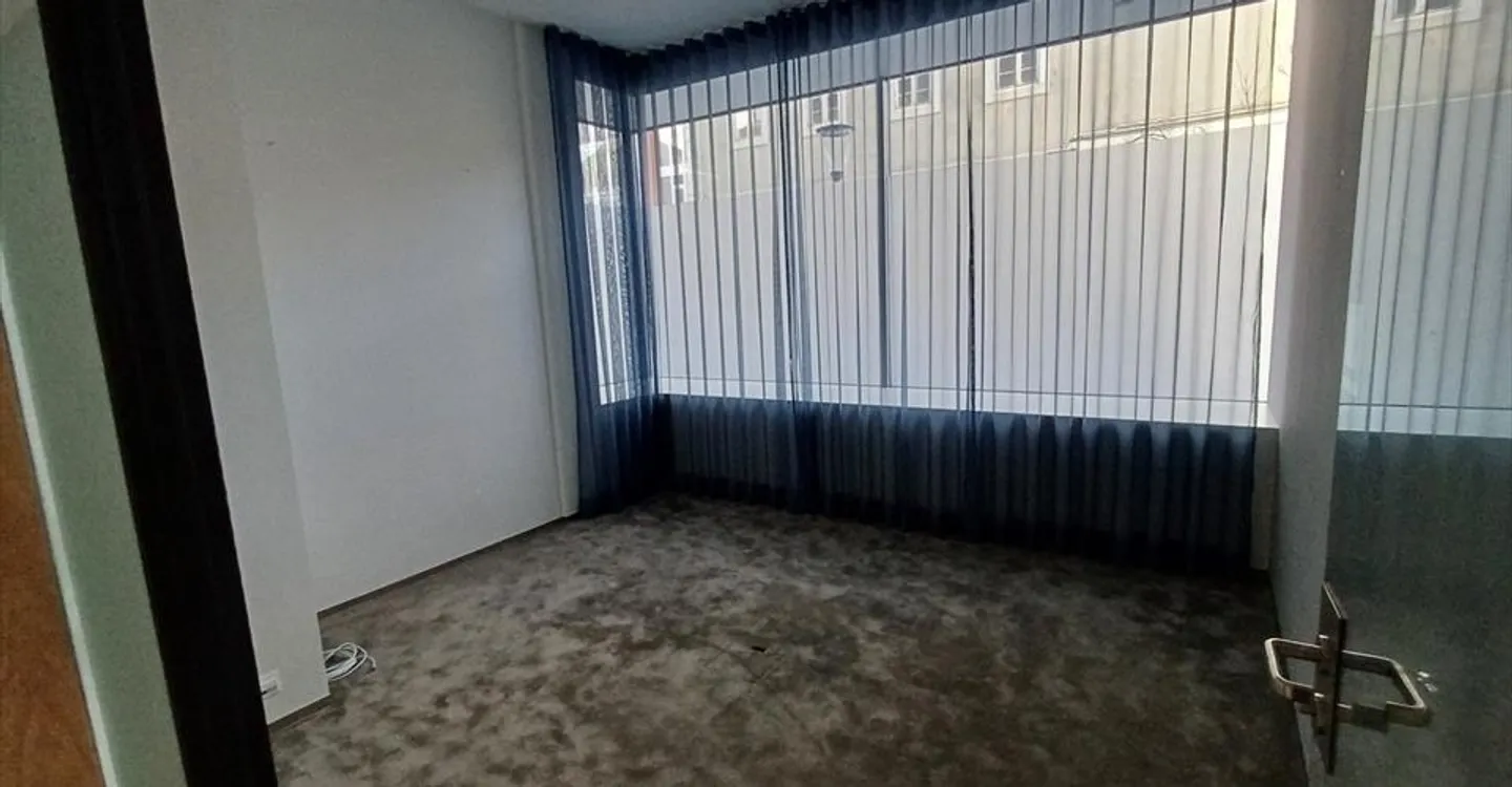Espace Commercial avec Vue Urbaine - Photo 2 sur 8