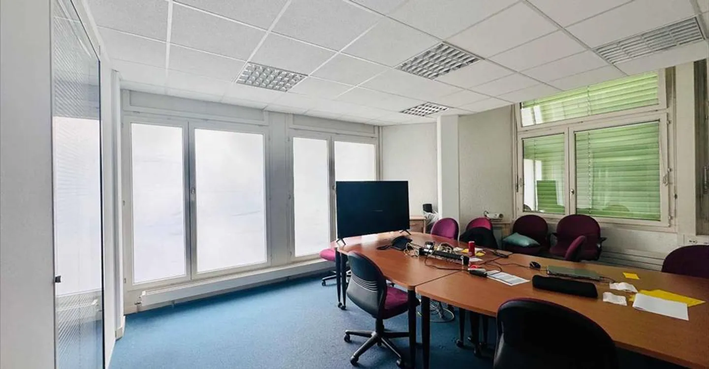 Espace de Bureau Spacieux à Bussigny - Photo 3 sur 5