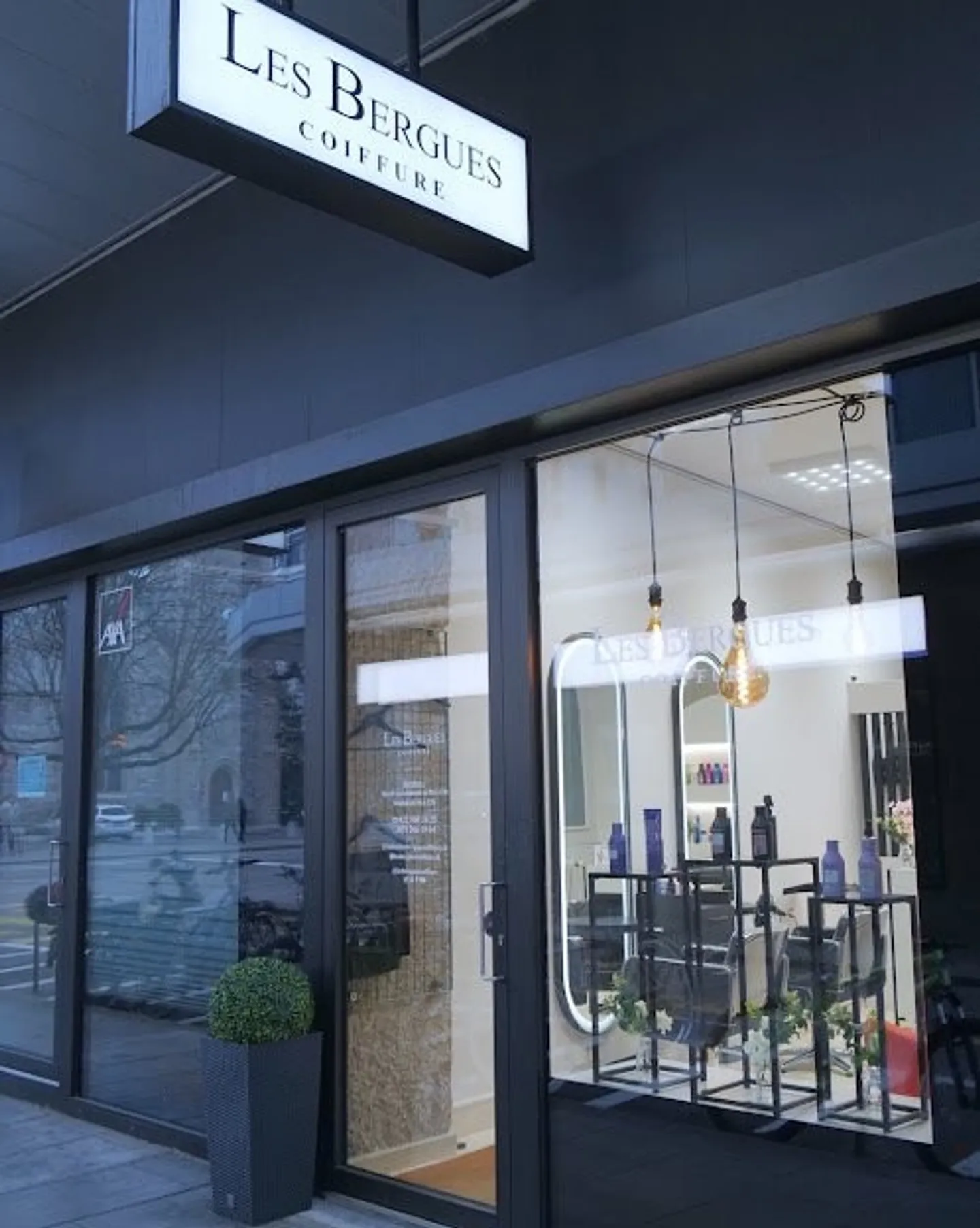 Charming arcade of 30 m2 for rent - Photo 2 of 5