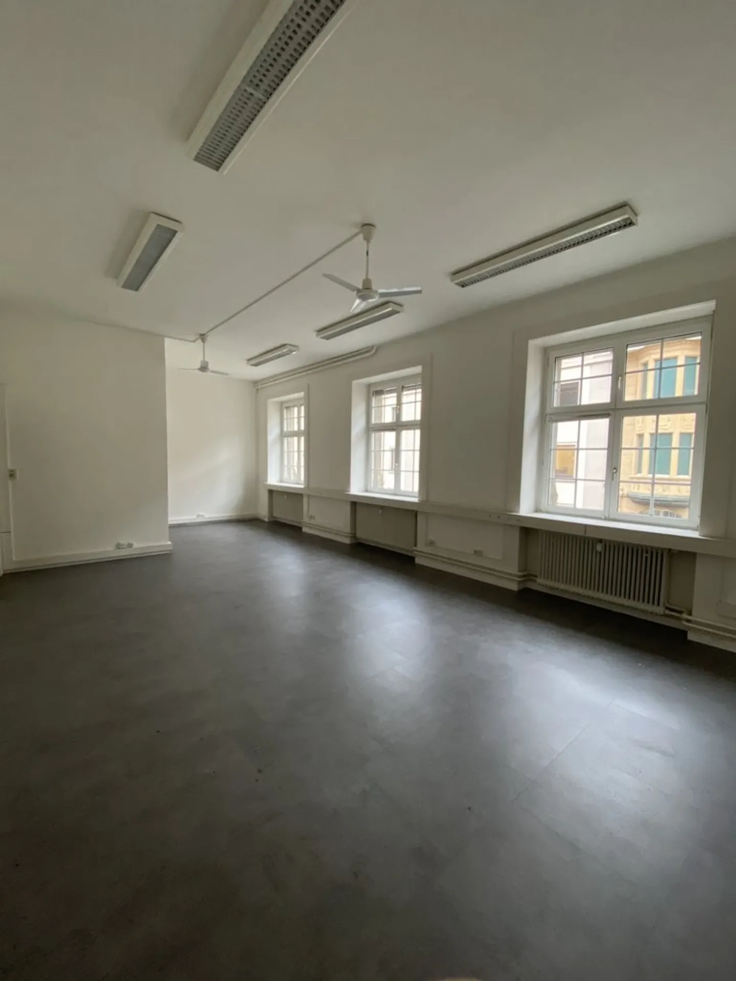 Bureaux centraux dans la rue du marché - Photo 2 sur 5