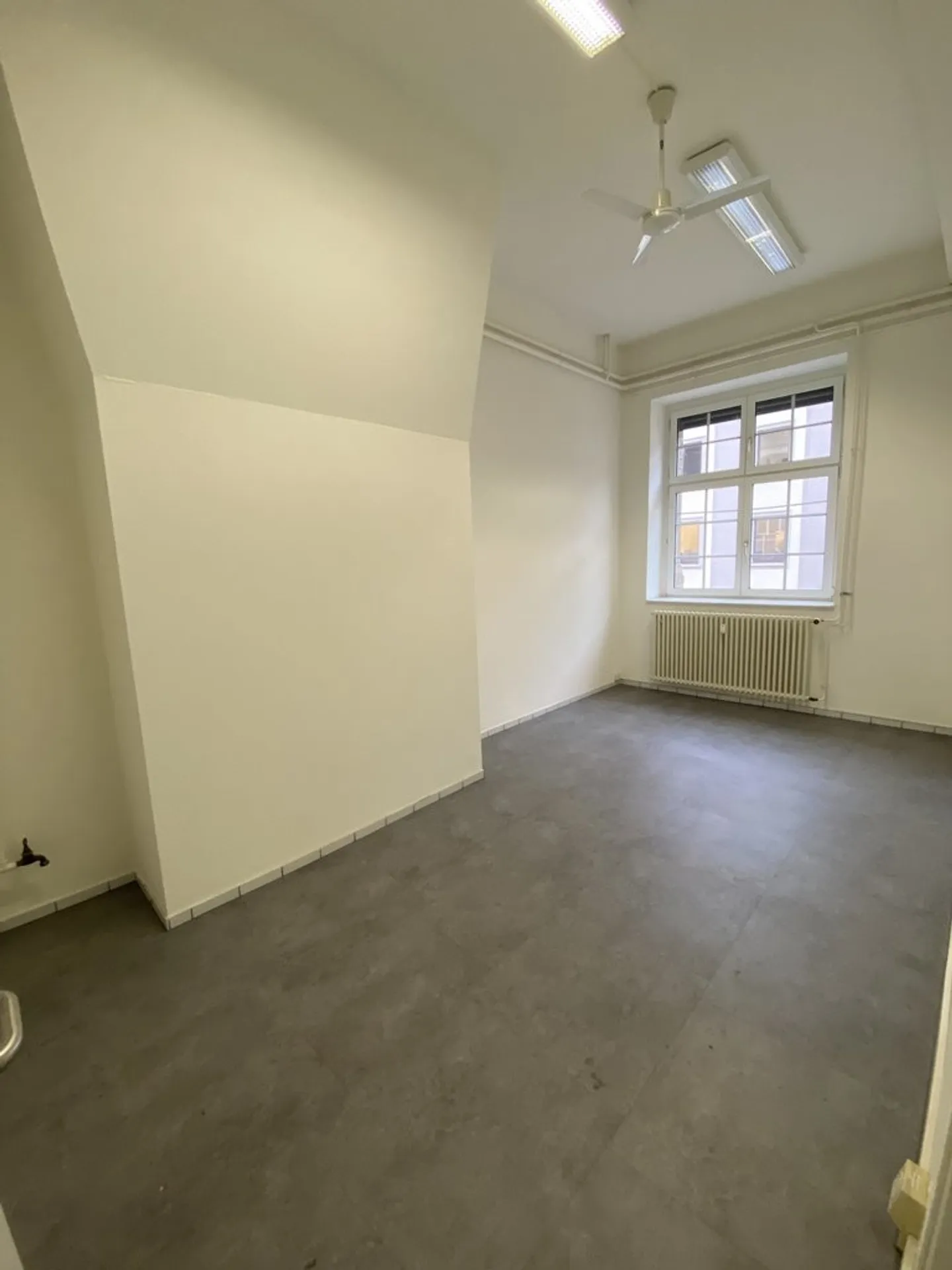Bureaux centraux dans la rue du marché - Photo 1 sur 5