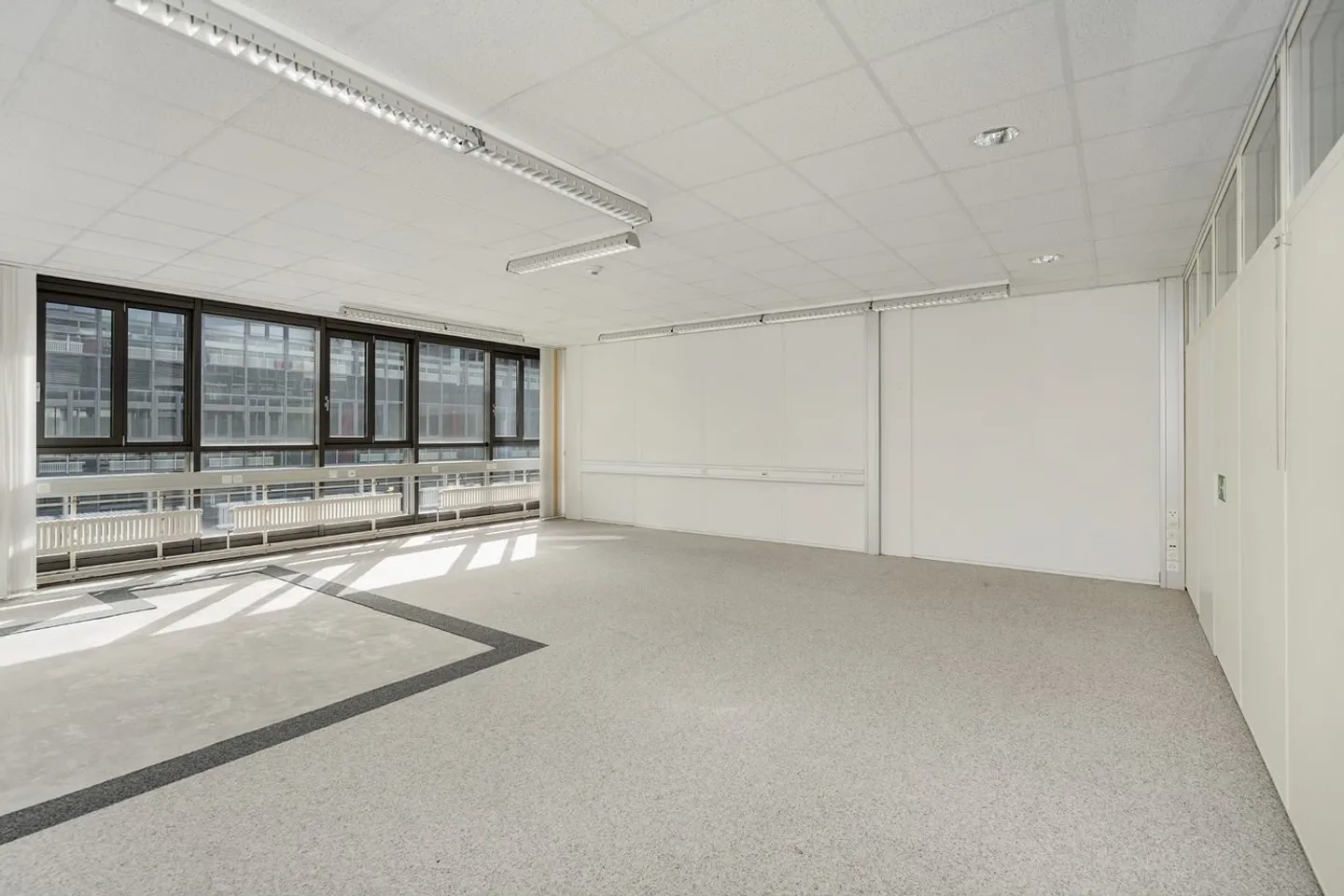 Free commercial space of 64 m² - Photo 4 of 5