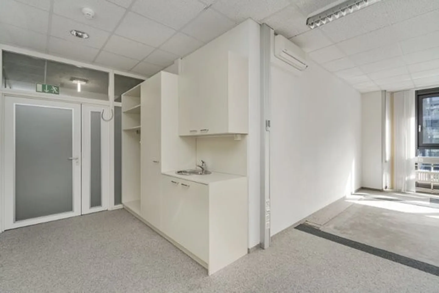 Free commercial space of 64 m² - Photo 5 of 5