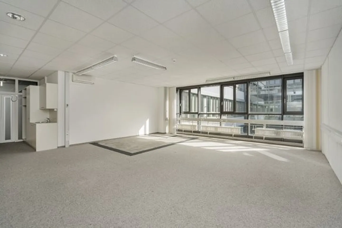 Free commercial space of 64 m² - Photo 3 of 5