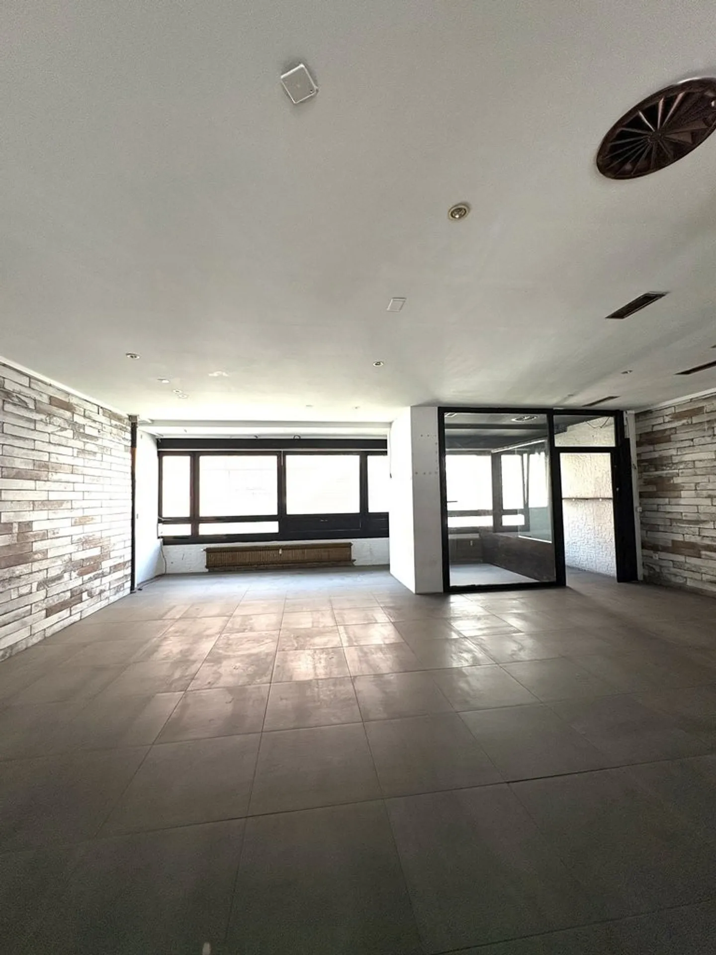 Basel Heuwaage : Espace commercial spacieux et polyvalent de 165 m2 - Photo 1 sur 5