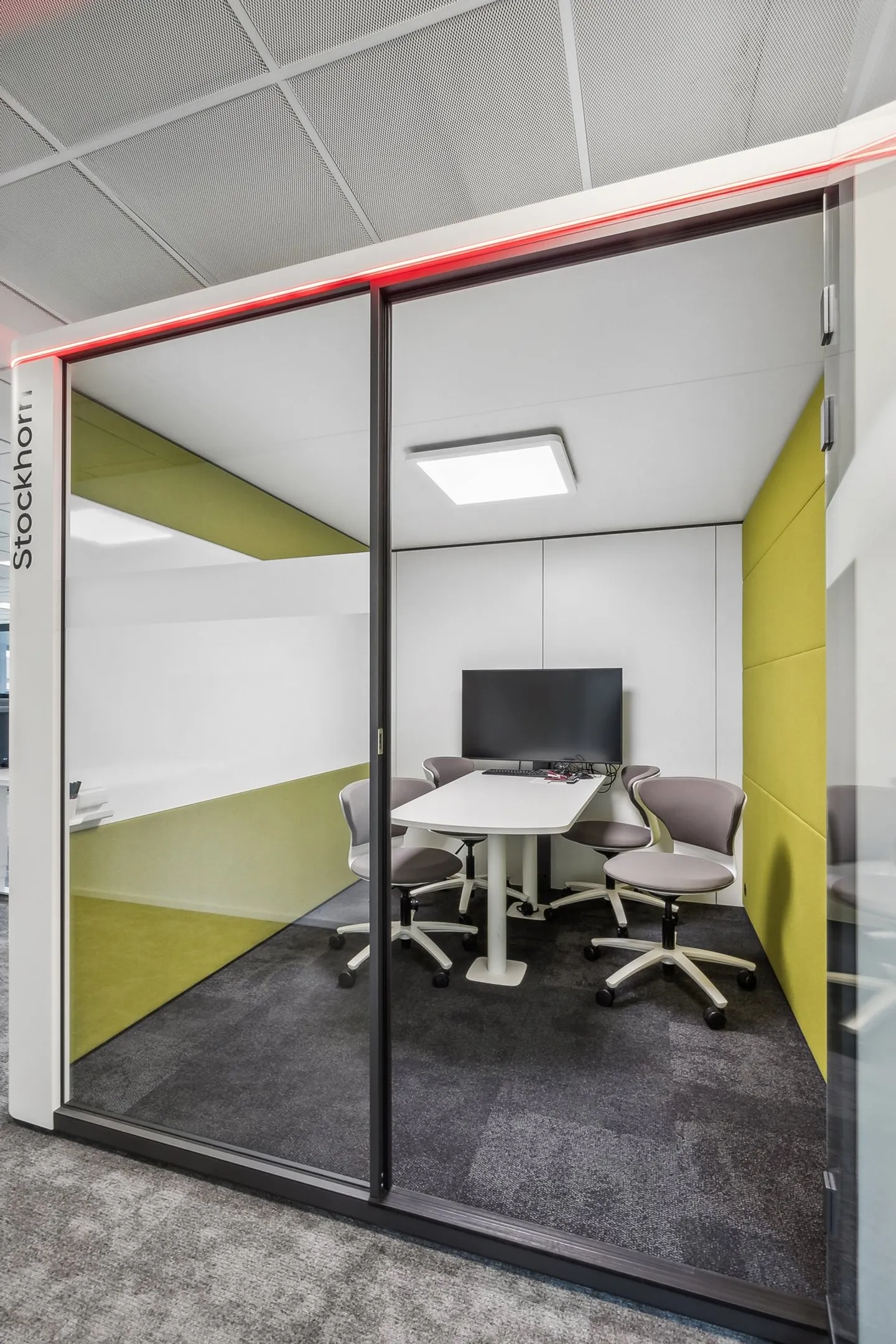 Your modern office space within walking distance to Stettbach train station! - Photo 10 of 11
