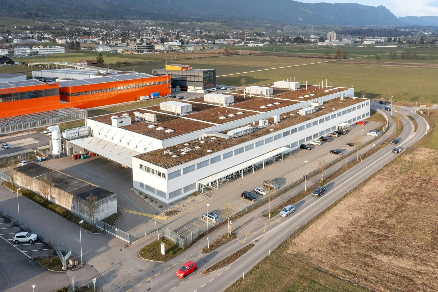 Ca. 1'500 m2 grosse, 10m hohe, LKW befahrbare Industriehalle mit 8t-Kränen und hoher Bodenlast, Büro - Photo 1 sur 8